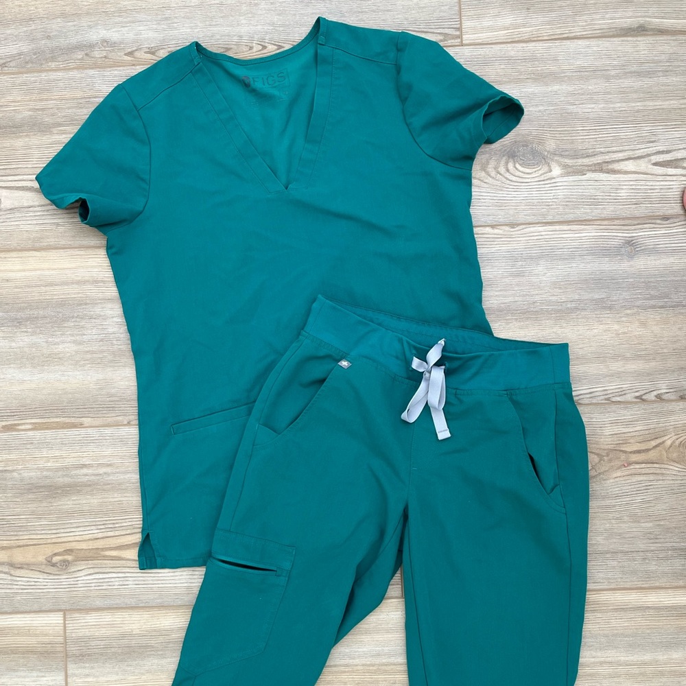 FIGS Hunter Green Casma Scrubs, top XS, pants petite XXS